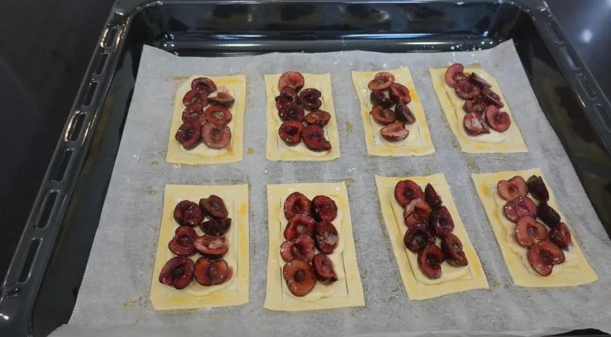 Слойки с вишней: шаг 3