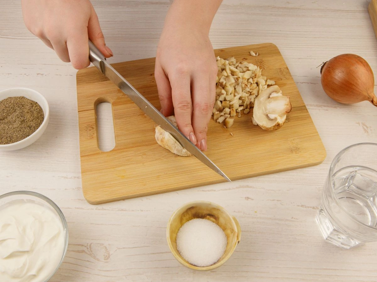 Шаг 3: Сметанный соус с шампиньонами