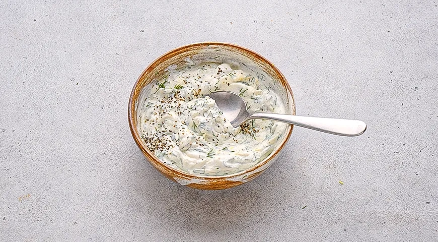 Соус к голубцам из сметаны с чесноком, укропом и лимоном: шаг 3