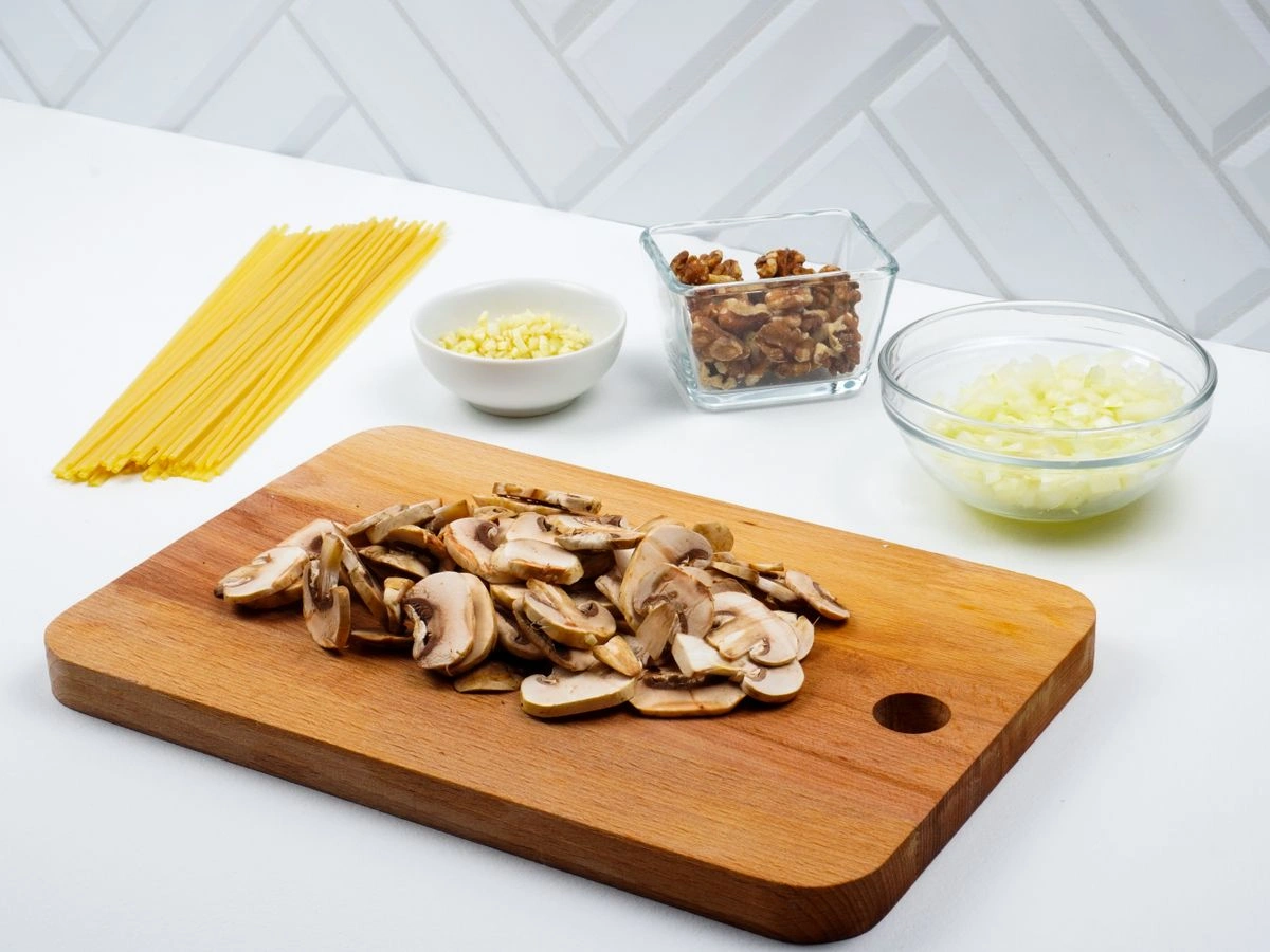 Шаг 3: Спагетти с грибами и орехами