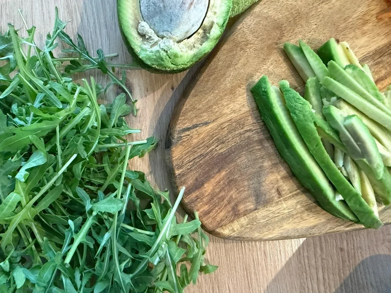 Спринг роллы с креветками, авокадо и гранатом: шаг 3