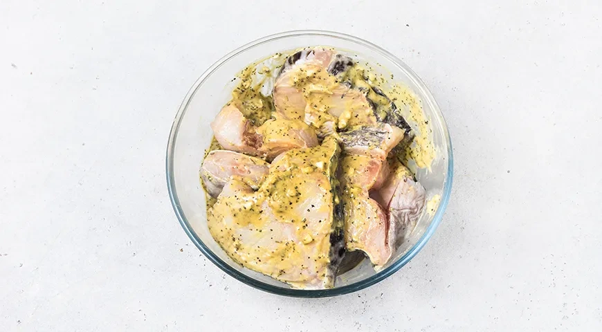 Стейк зубатки, запеченный с сыром и помидорами в духовке: шаг 3