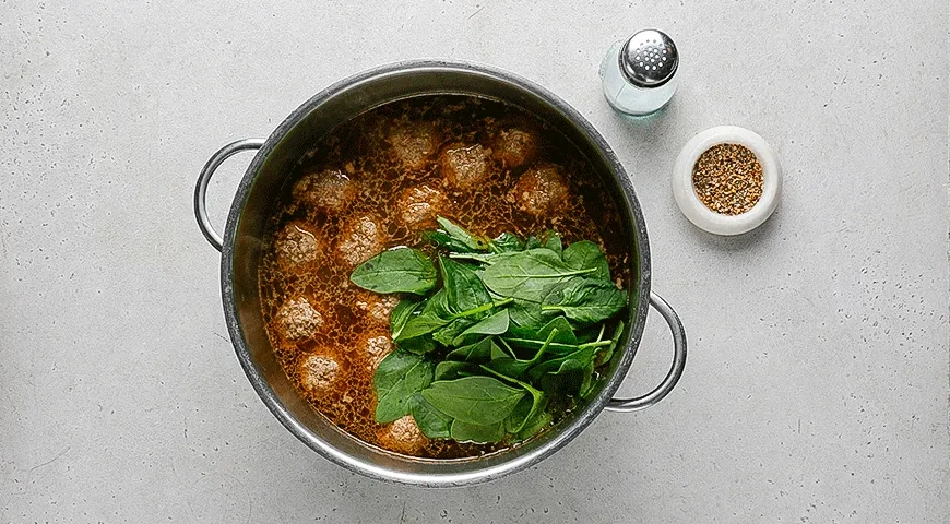 Суп с фрикадельками, шпинатом и песто: шаг 3