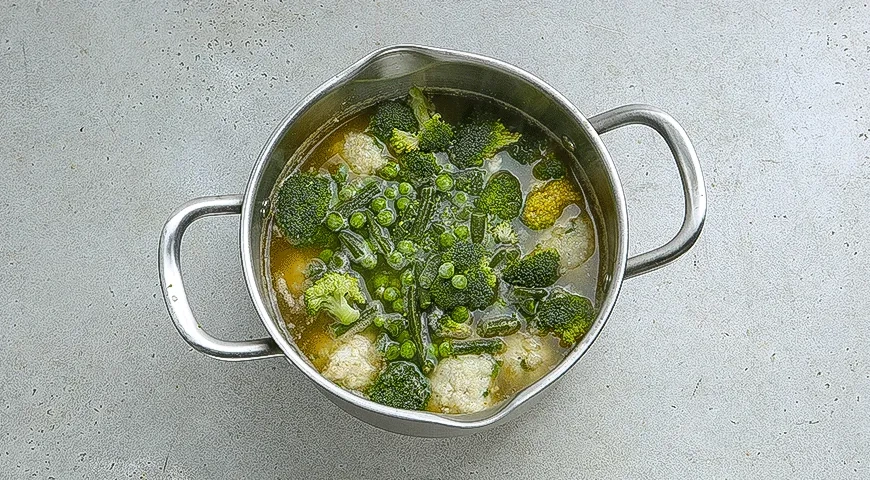 Суп с рыбными фрикадельками, овощной смесью и лапшой: шаг 3