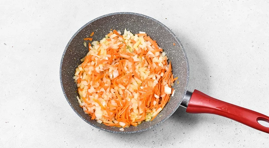 Суп с сосисками, вермишелью и плавленым сыром: шаг 3