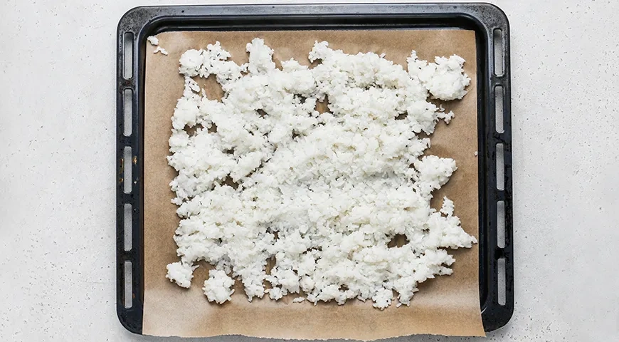 Суши-торт с крабовыми палочками: шаг 3