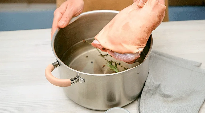 Свиная рулька в темном пиве с квашеной капустой: шаг 3