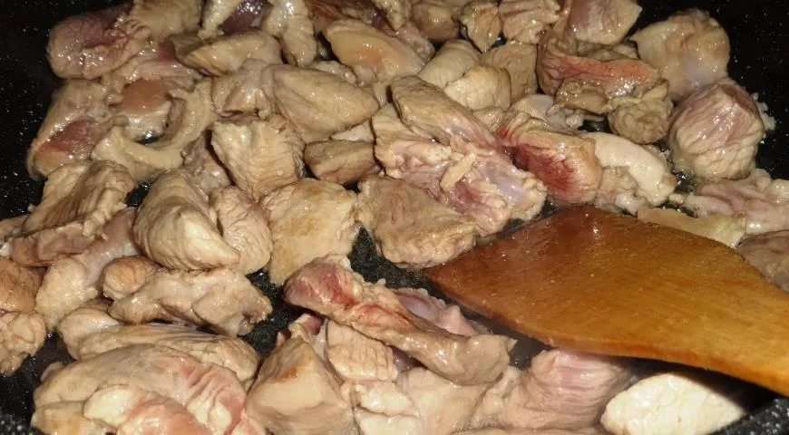 Свинина, тушенная в томатном соусе на сковороде: шаг 3