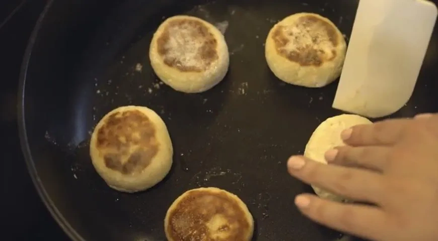 Сырники с ягодным соусом: шаг 3