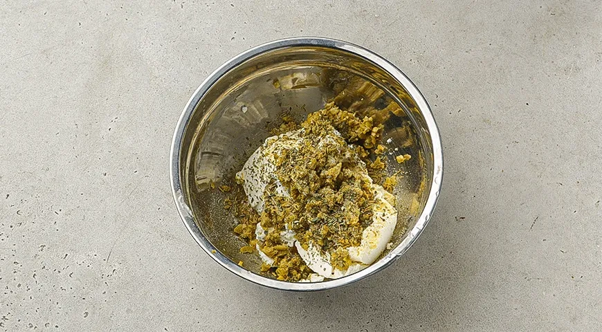 Тарт с творожным сыром, колбасой и оливками: шаг 3