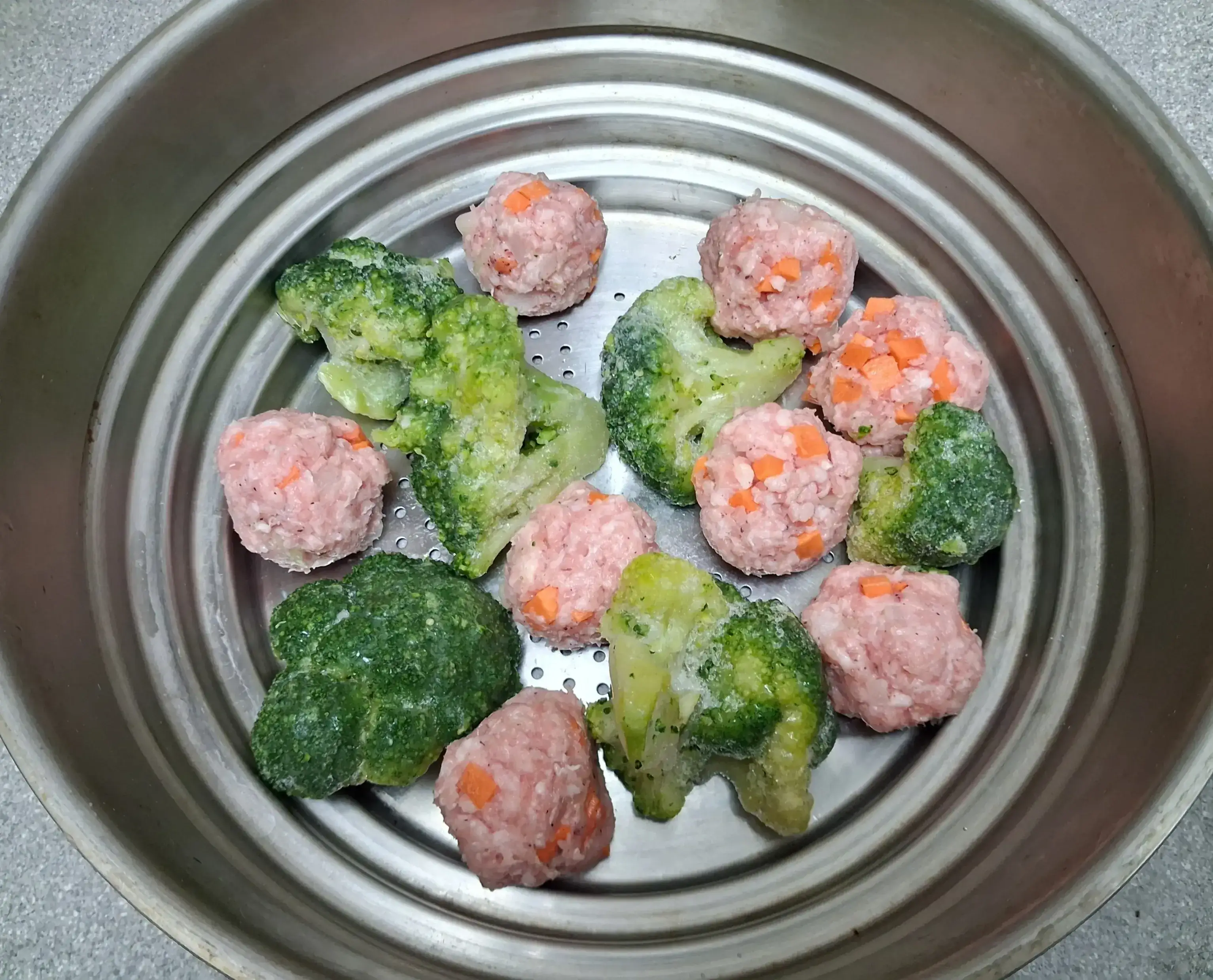 Тефтели с брокколи на пару: шаг 3