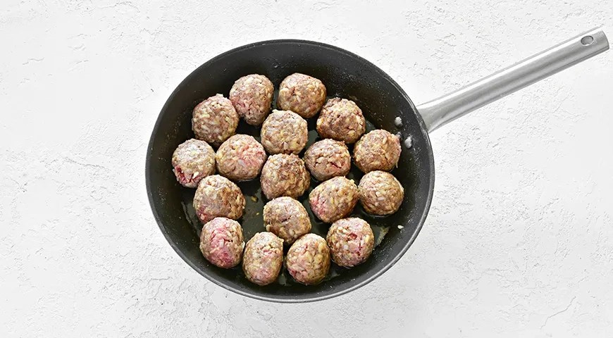 Тефтели с рисом в томатном соусе: шаг 3