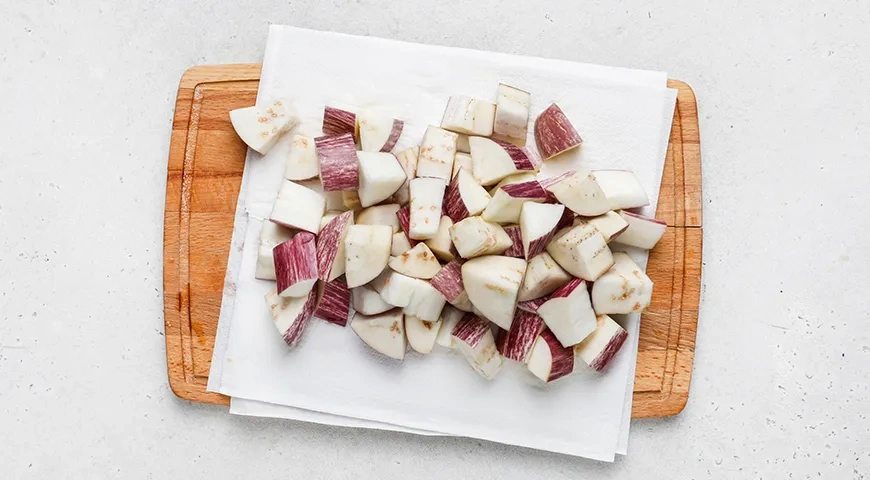 Теплый салат из огурцов, помидоров и баклажанов: шаг 3