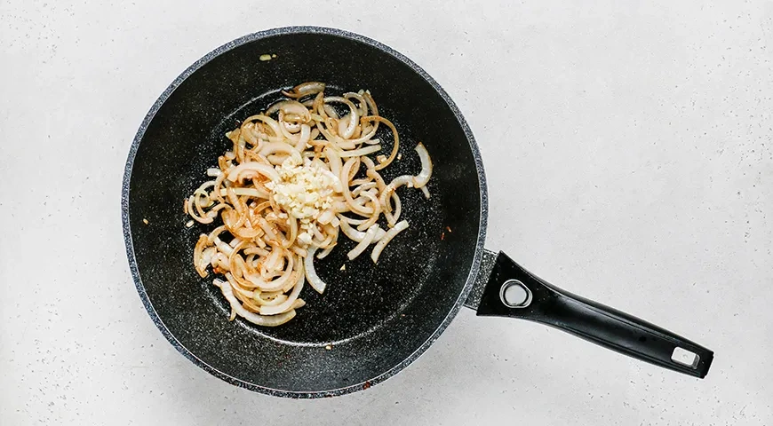 Теплый салат с говядиной и баклажанами: шаг 3