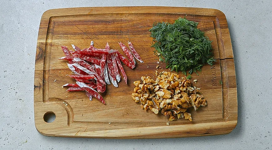 Теплый салат с хрустящей тыквой и колбасой: шаг 3