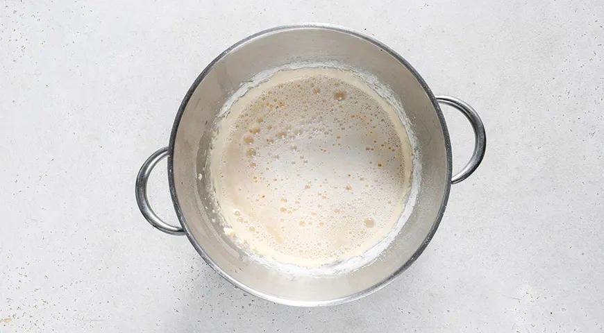 Тонкие блины на ряженке: шаг 3