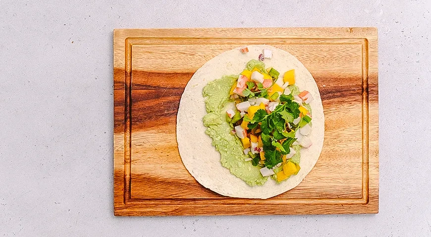 Тортилья с крабовыми палочками, авокадо и манго: шаг 3