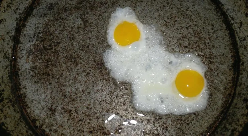 Тосты с икрой мойвы, рукколой и перепелиными яйцами: шаг 3