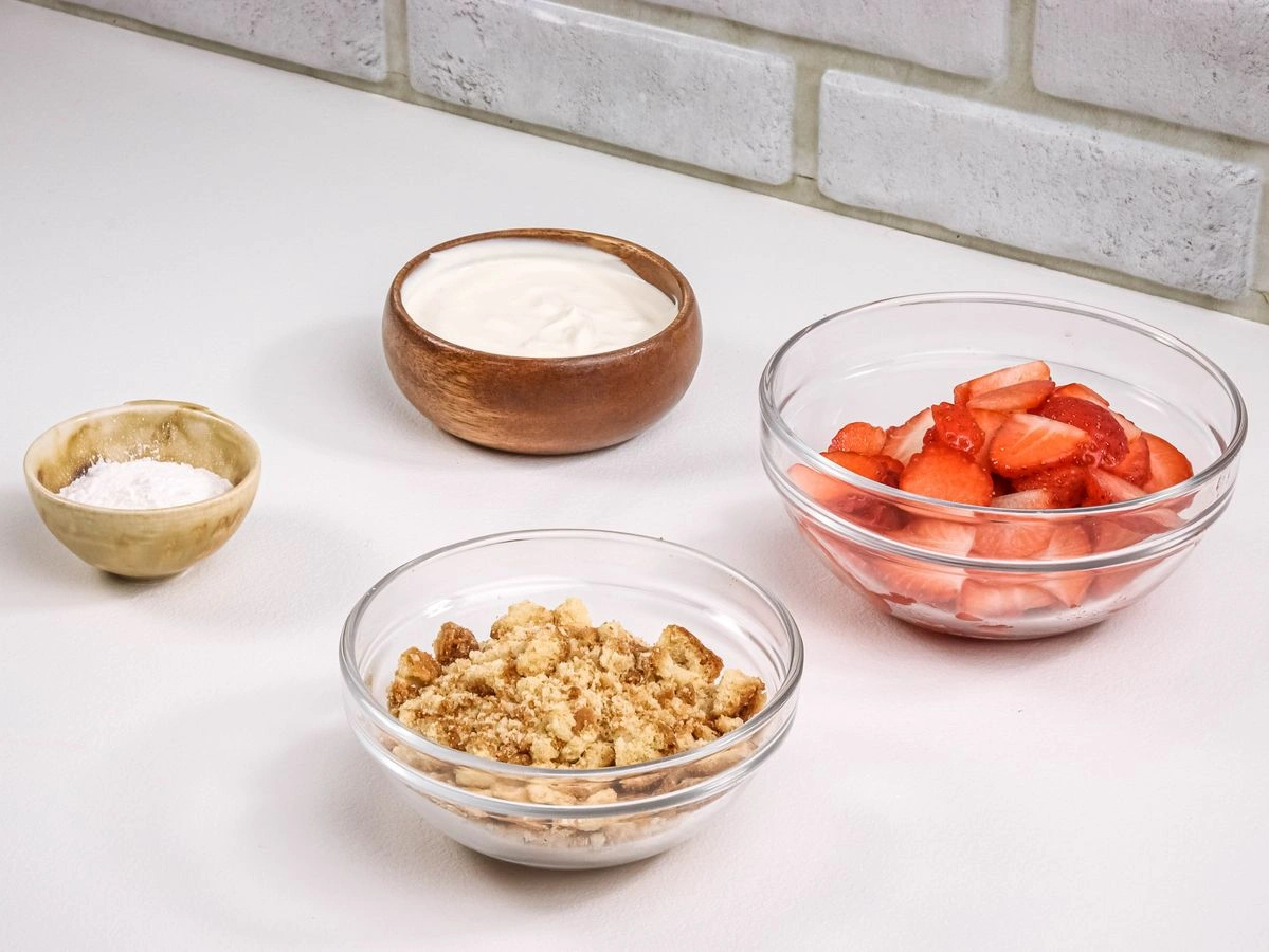 Шаг 3: Трайфл с клубникой