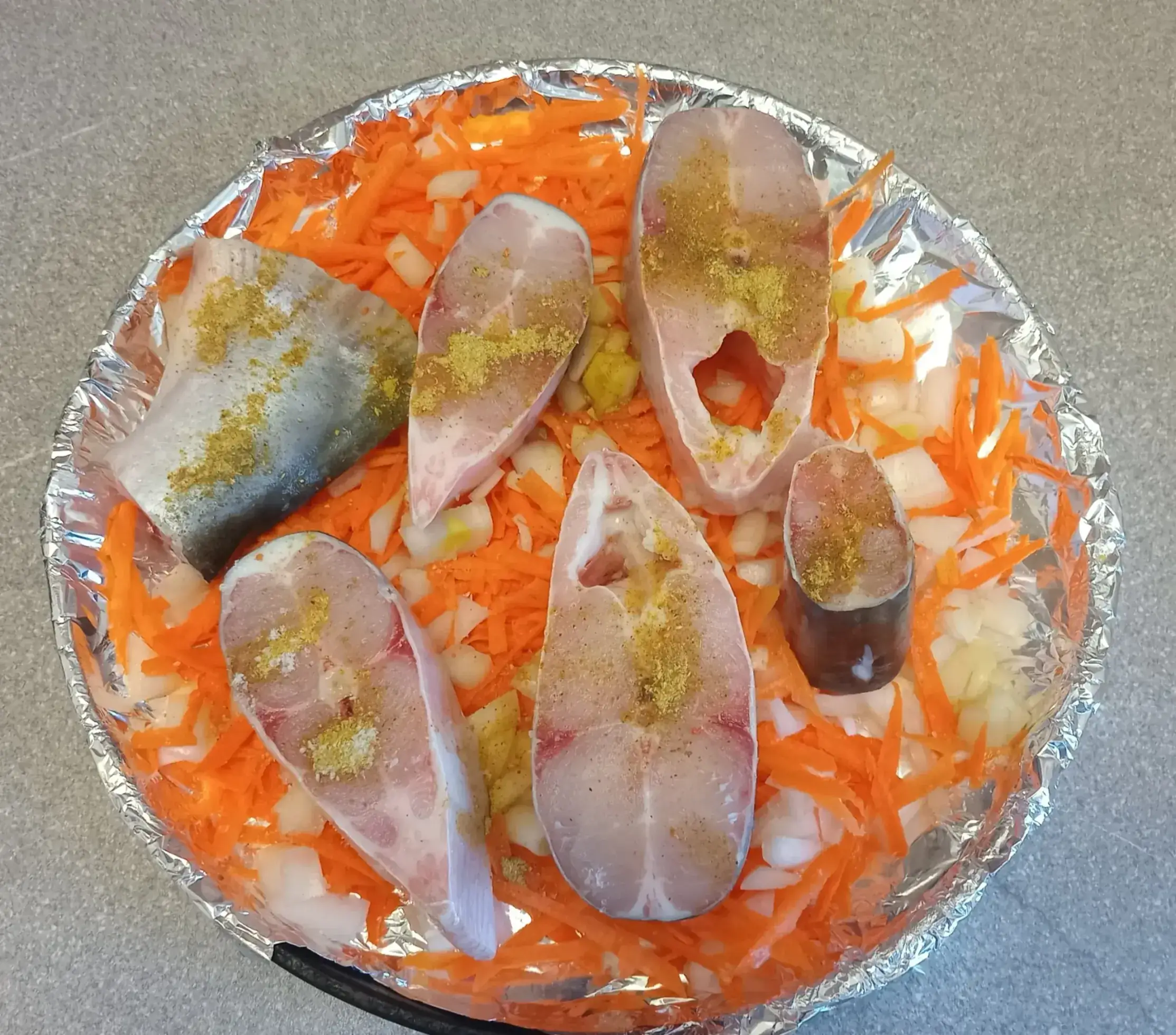 Треска запечённая с морковью и луком: шаг 3