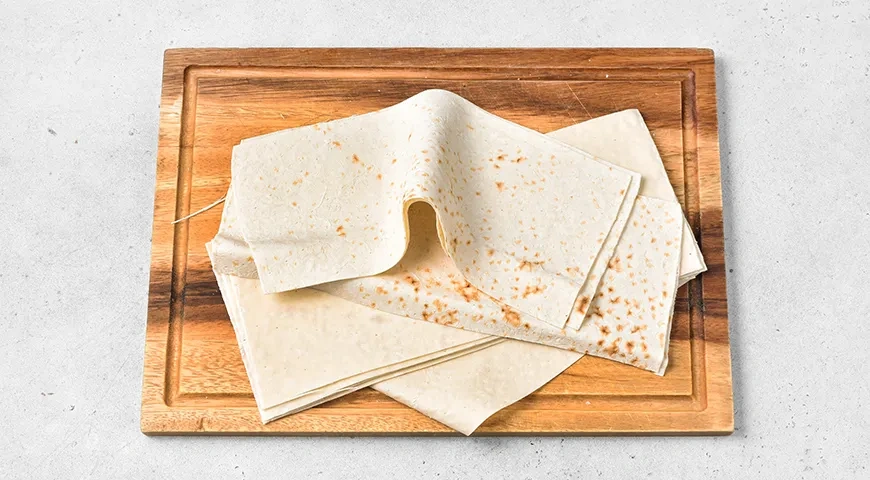 Треугольники из лаваша с фаршем и сыром: шаг 3