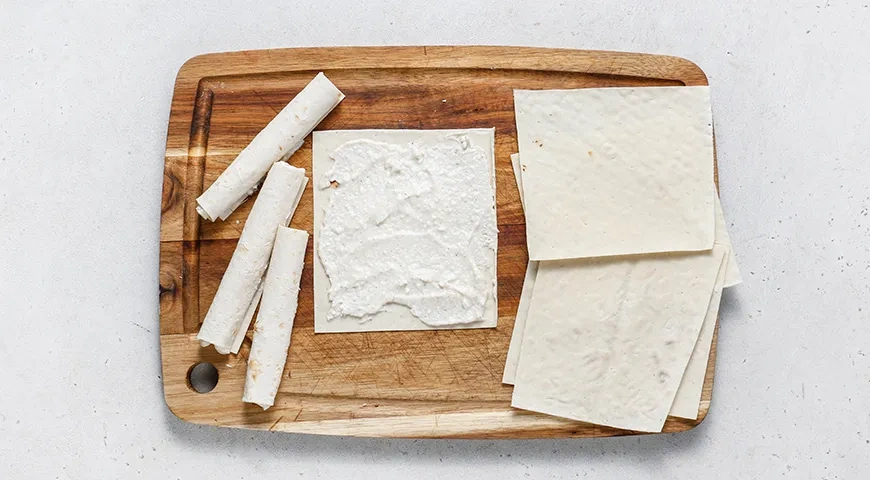 Трубочки с творогом из лаваша в духовке: шаг 3