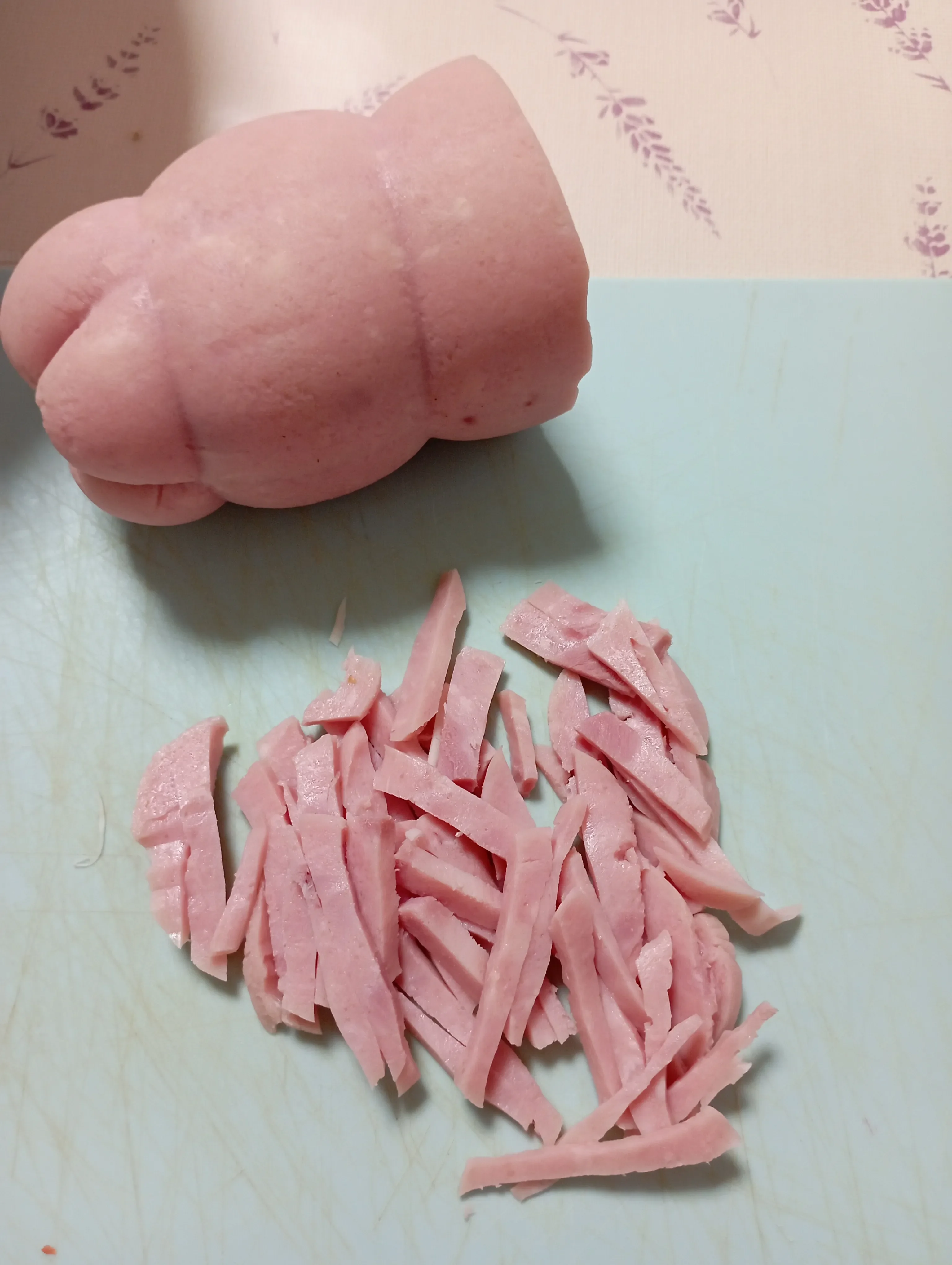 Турецкий салат с крабовыми палочками и ветчиной: шаг 3