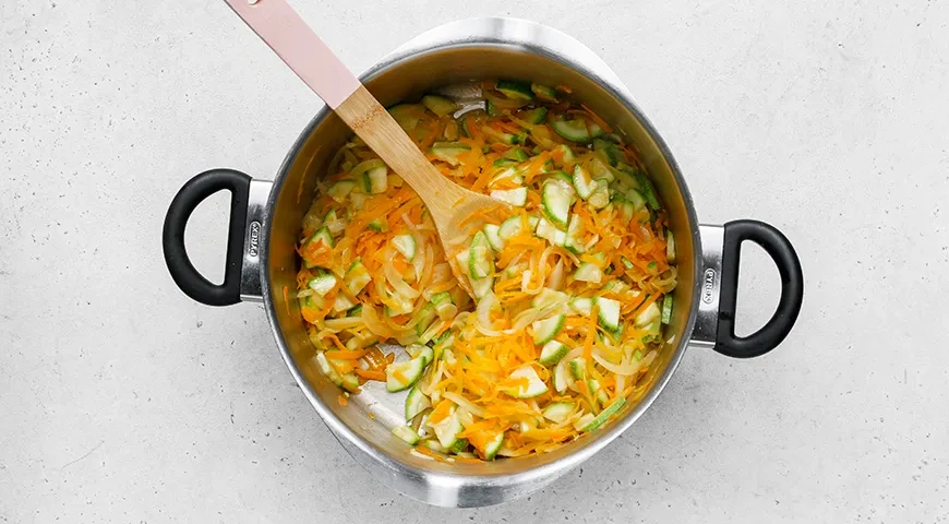 Тушеная капуста с кабачком и сосисками: шаг 3