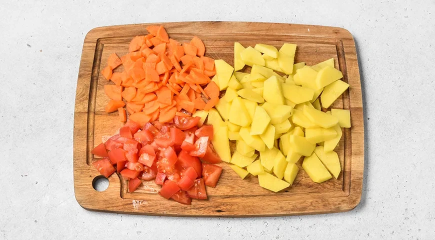 Тушеная капуста с картошкой и сосисками: шаг 3