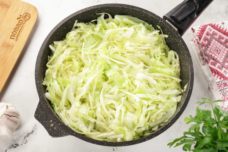 Шаг 3: Тушеная капуста с сосисками