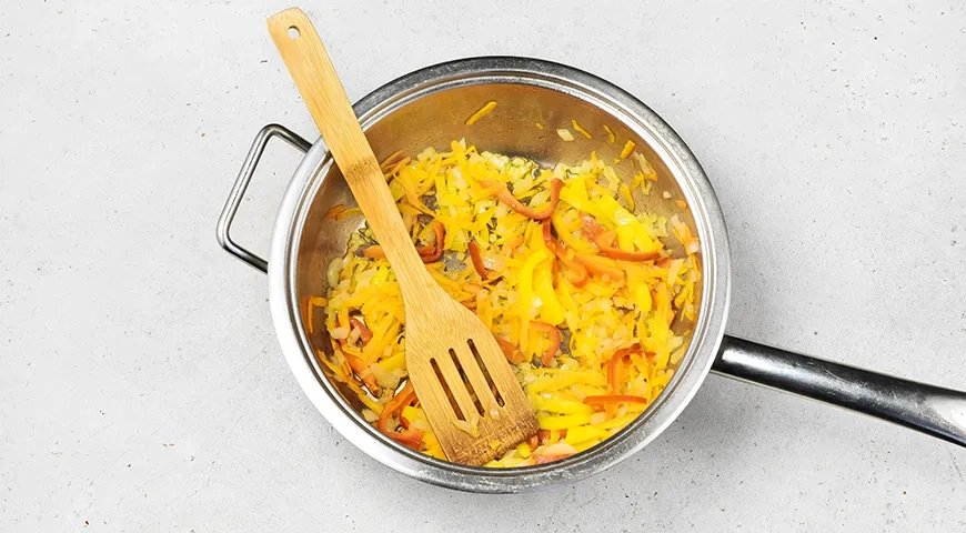 Тушеная капуста в сметанно-томатном соусе: шаг 3