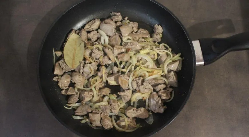 Тушеная печень с томатной пастой: шаг 3