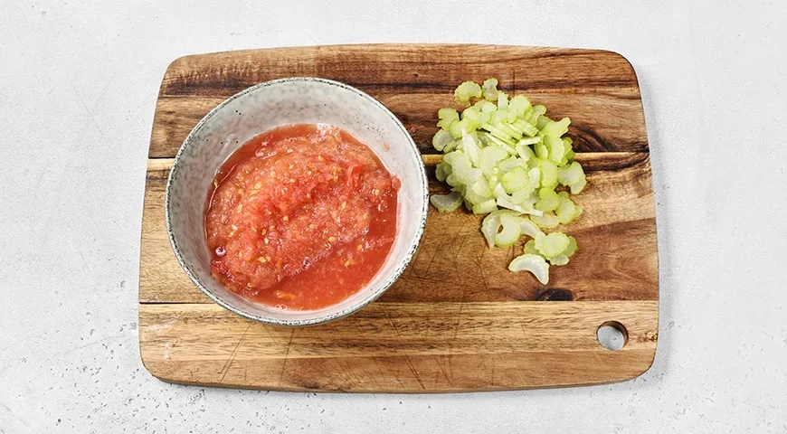 Тушеная рыба с овощами и сметаной на сковороде: шаг 3