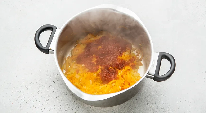 Тушенная картошка с томатной пастой: шаг 3