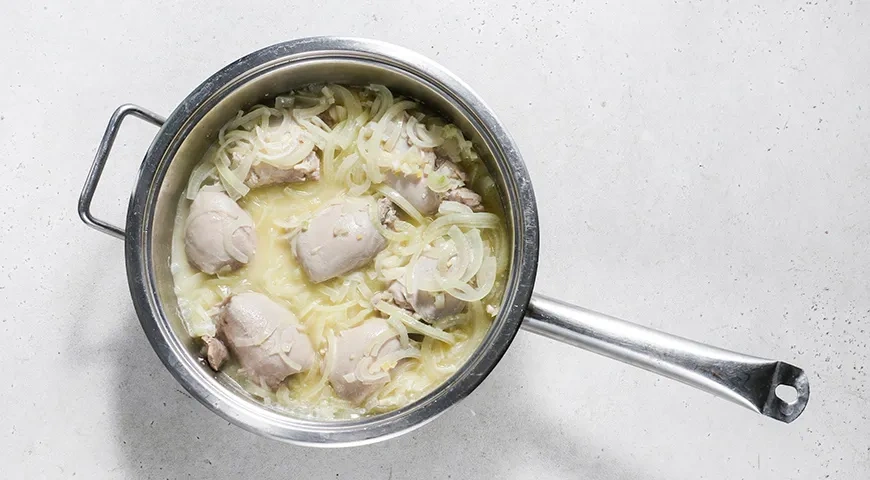 Тушеные куриные бедрышки с луком: шаг 3