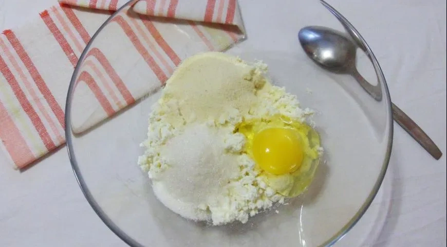 Творожные сырники с соусом из черной смородины: шаг 3