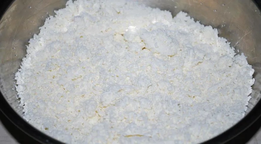 Творожно-бисквитный пирог с клубникой: шаг 3