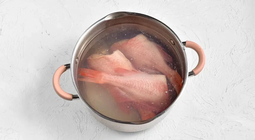 Уха из морского окуня: шаг 3