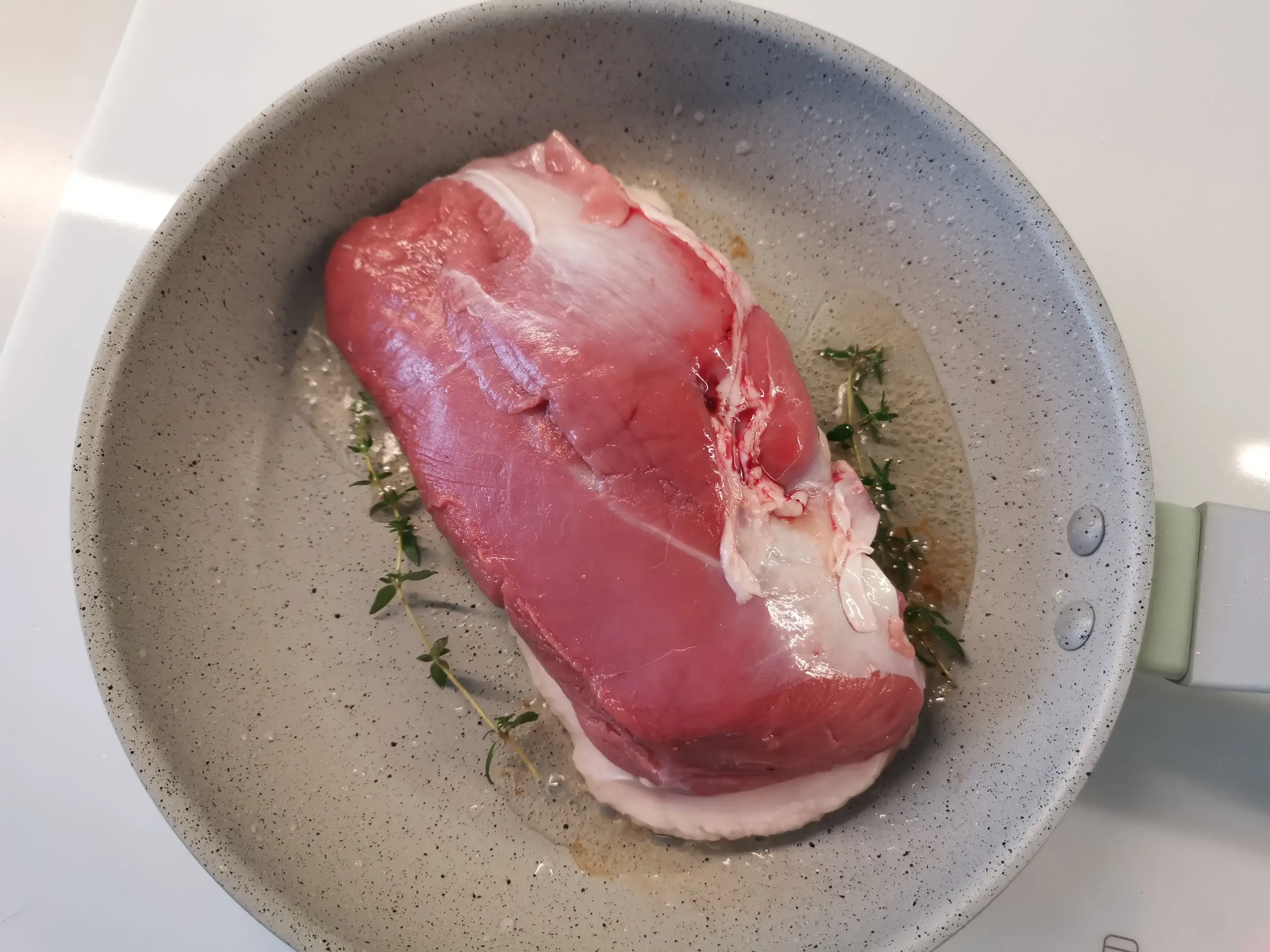 Шаг 3: Утиная грудка на сковороде