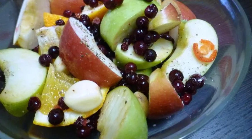 Утка, запеченная с апельсином, яблоком и брусникой: шаг 3