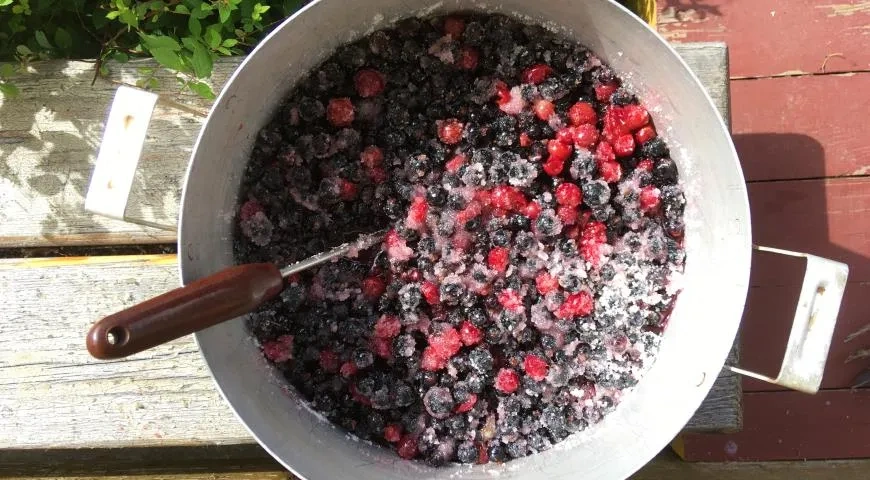 Варенье со смородиной и крыжовником: шаг 3
