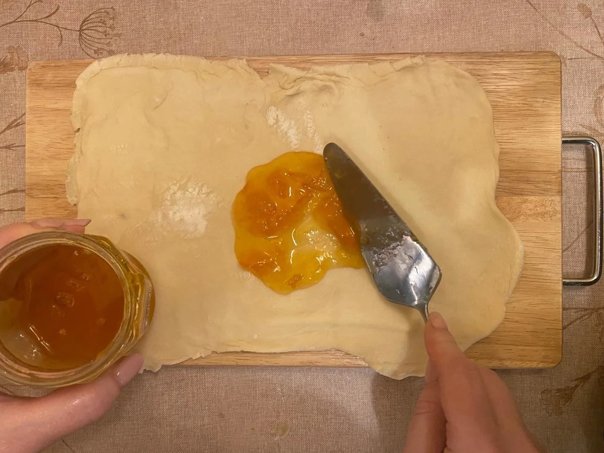 Шаг 3: Веночек абрикосовый из слоеного теста
