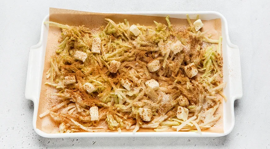 Яблочный рулет на сгущенном молоке: шаг 3