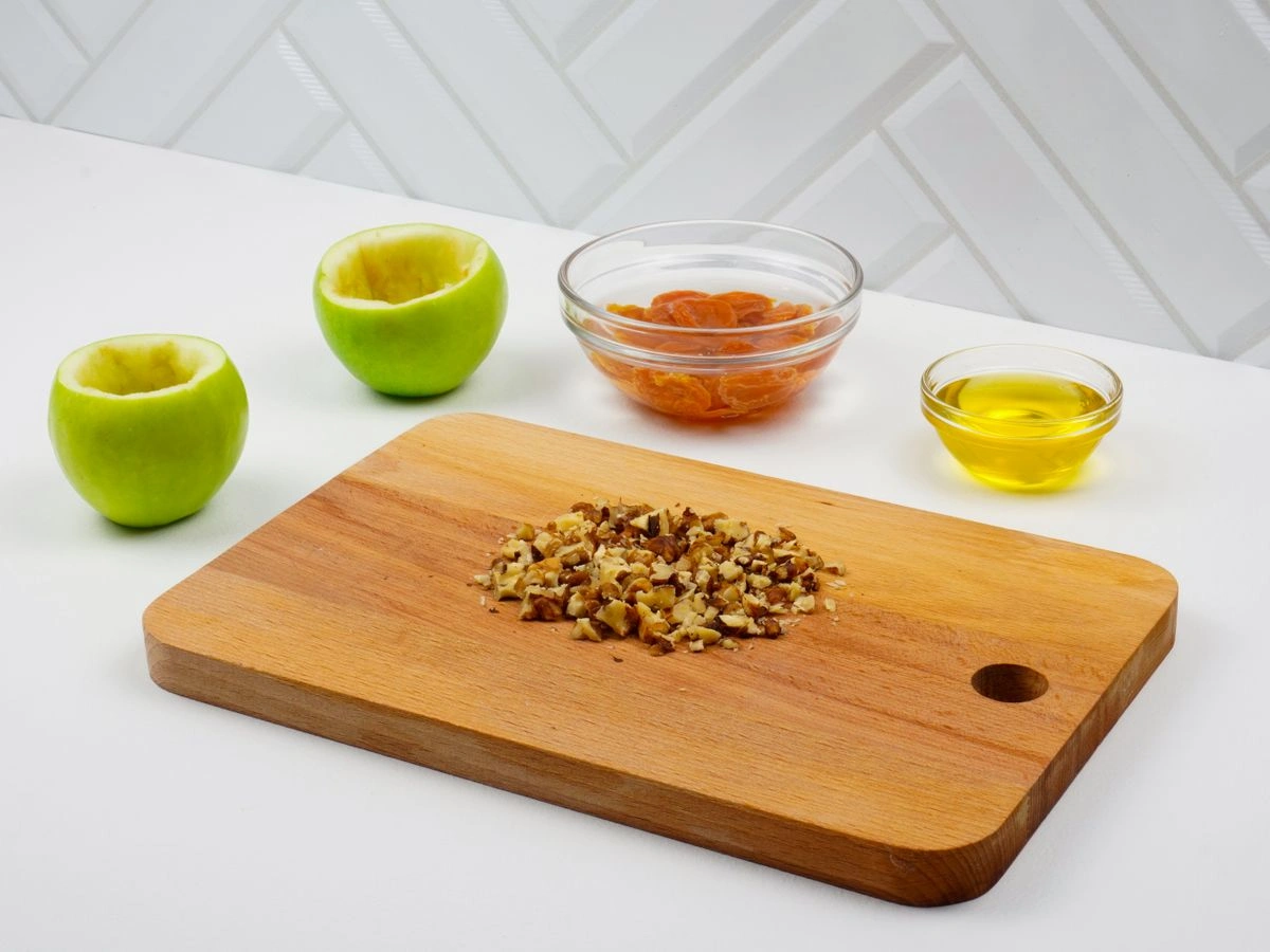 Шаг 3: Яблоки, запеченные с курагой и грецким орехом