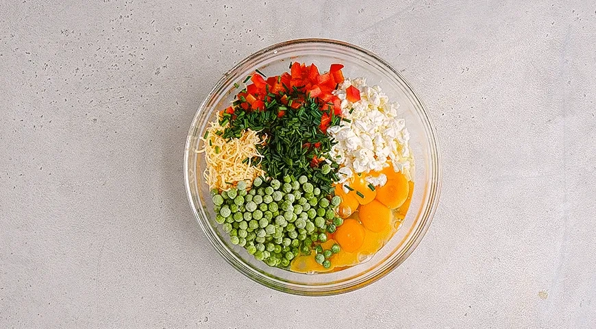 Яичные квадратики с овощами и беконом: шаг 3