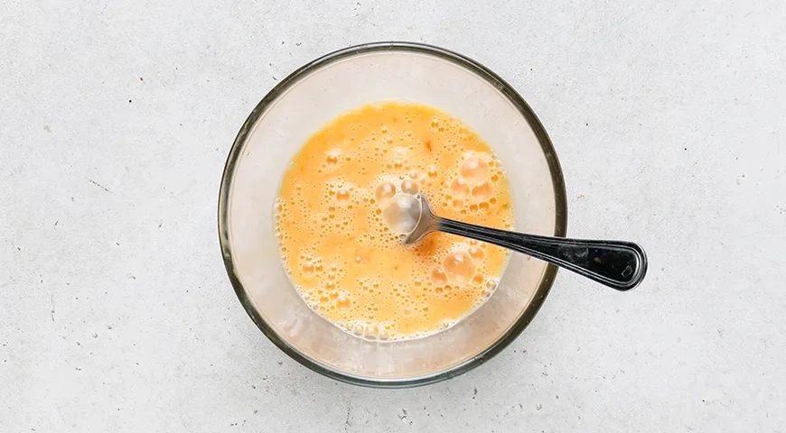 Яичный конвертик с сыром: шаг 3