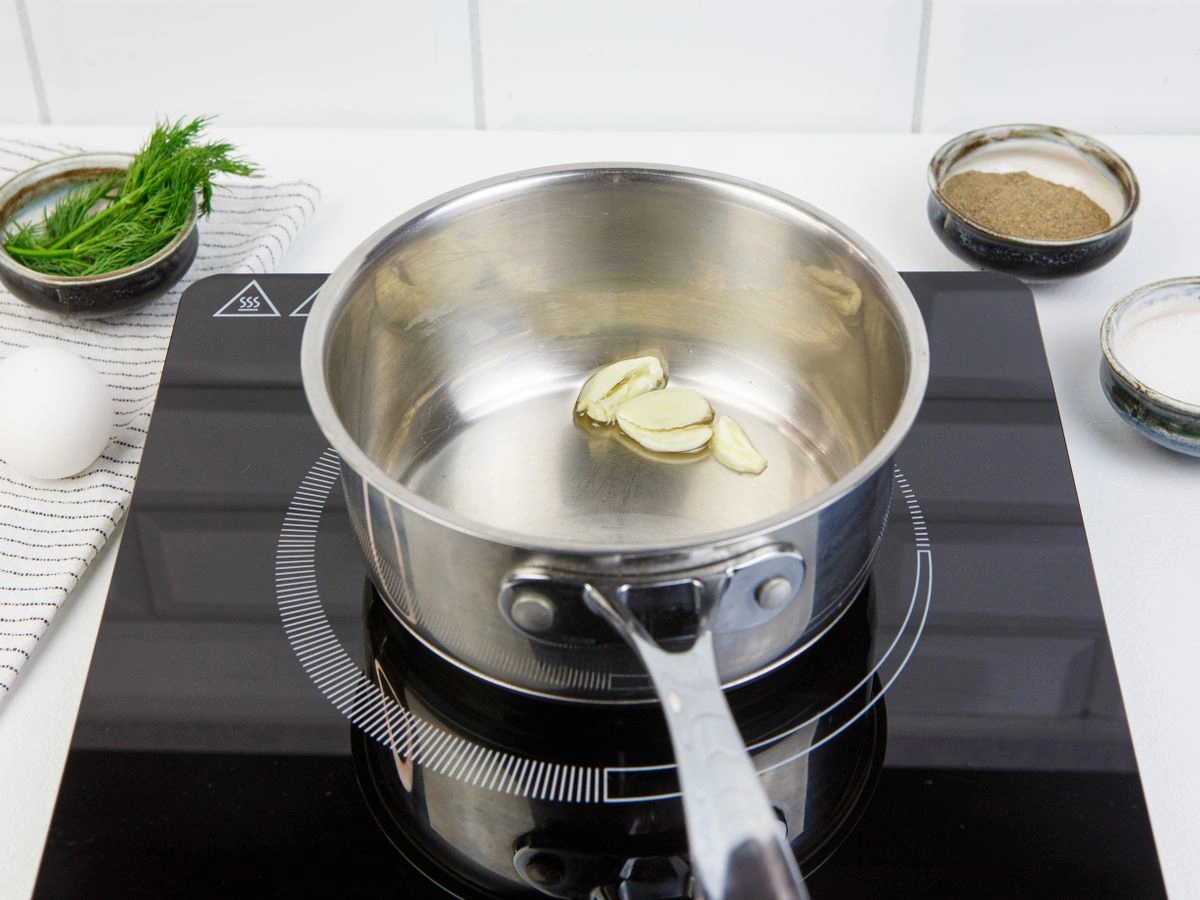 Шаг 3: Яичный суп с зеленью и томатами