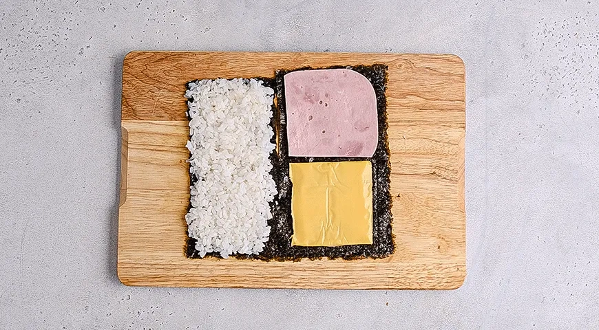 Японский рисовый сэндвич «Онигиразу» с сыром и ветчиной: шаг 3