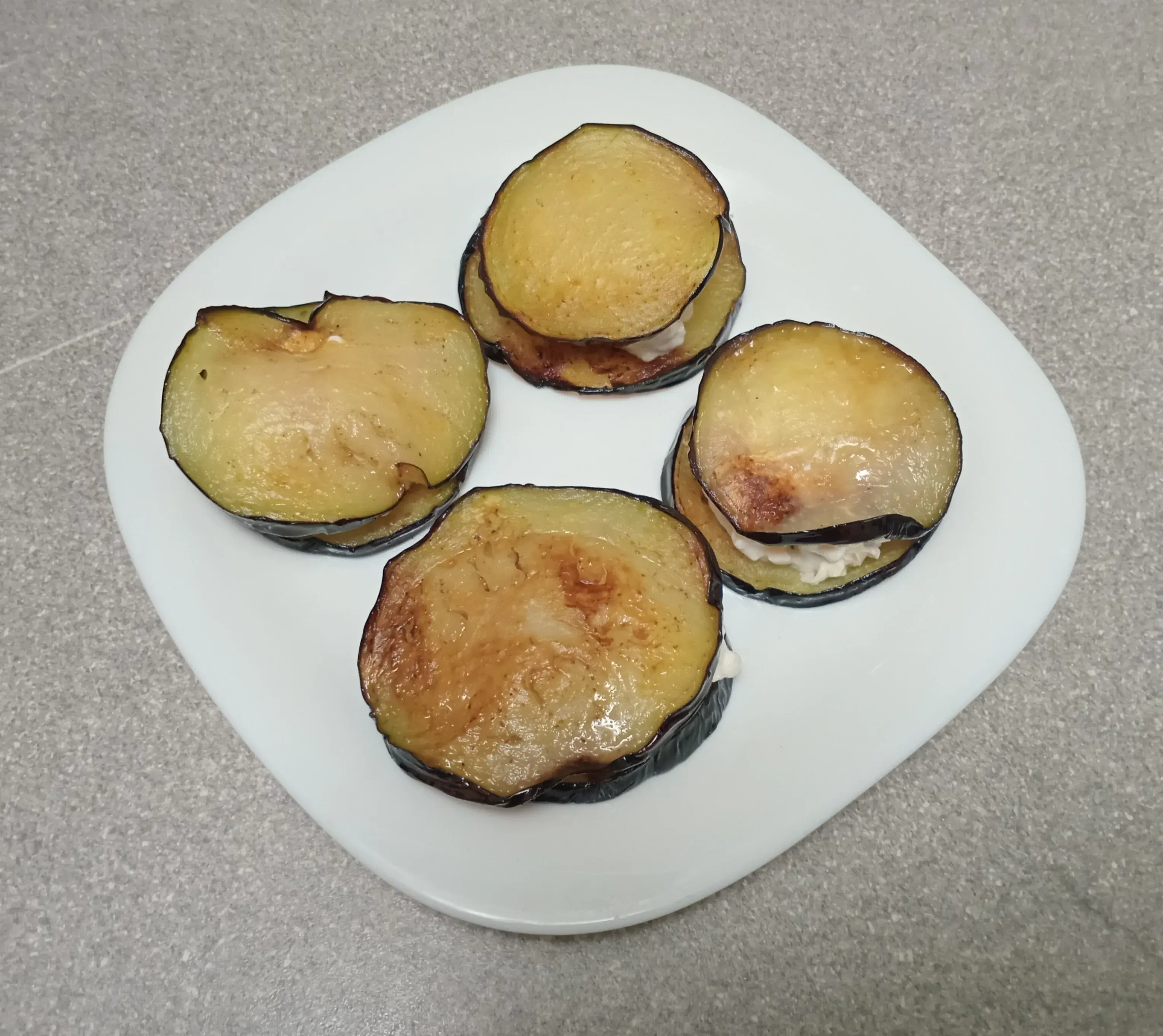 Закуска из баклажанов с помидорами и гранатом: шаг 3