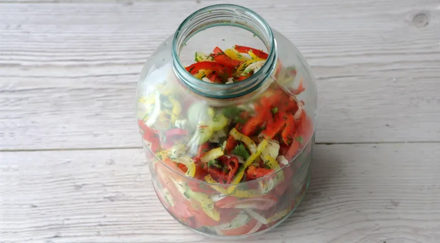 Закуска из помидоров и перца с чесноком на зиму: шаг 3